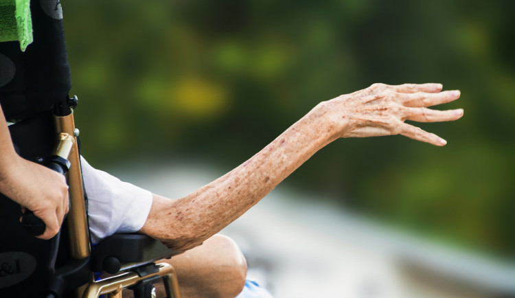 Návštěvy v domovech seniorů by se mohly obnovit ještě během listopadu