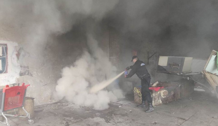 Přerovští strážníci hasili hořící odpad ve squatu