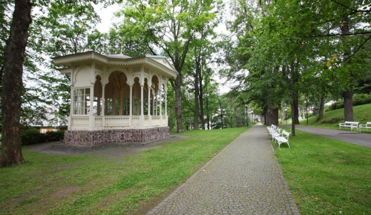 Neznámý vandal posprejoval dřevěný altán v areálu Priessnitzových lázní