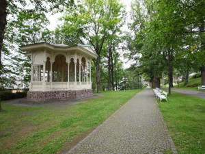 Neznámý vandal posprejoval dřevěný altán v areálu Priessnitzových lázní