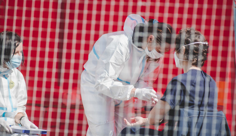 Počet úmrtí s covidem v ČR přesáhl 6000. Mírně ale ubylo hospitalizovaných