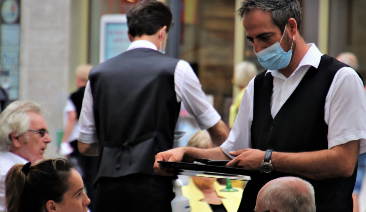 ANKETA: Velká část Čechů podporuje restaurace a objednává si jídla. A co vy?