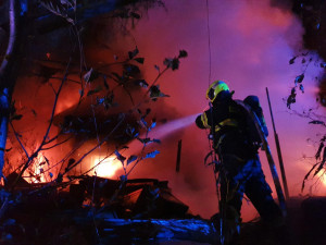 FOTO: Noční požár chaty si vyžádal škodu asi za dva miliony. Ztížily ho poházené věci