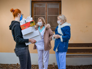 Sbírka DOBRO(TY): svačiny pro hrdiny pomáhá zdravotníkům i kavárnám!