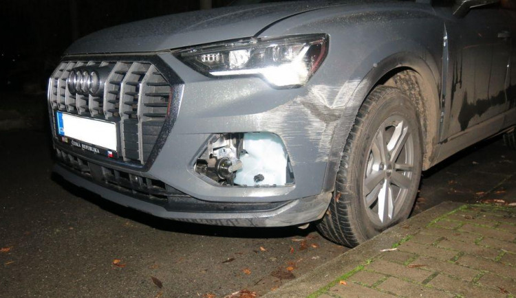 FOTO: Zjevně opilý řidič Audi narazil do domu. Z místa ujel, vypátrali ho svědci