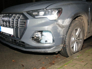 FOTO: Zjevně opilý řidič Audi narazil do domu. Z místa ujel, vypátrali ho svědci