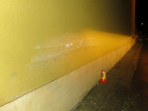 FOTO: Zjevně opilý řidič Audi narazil do domu. Z místa ujel, vypátrali ho svědci