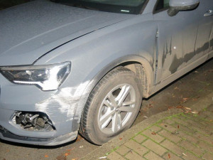FOTO: Zjevně opilý řidič Audi narazil do domu. Z místa ujel, vypátrali ho svědci