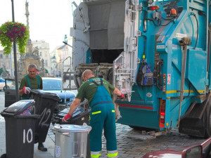 Obyvatelé Olomouce příští rok zaplatí méně za odpad. Kdo nebude muset platit?