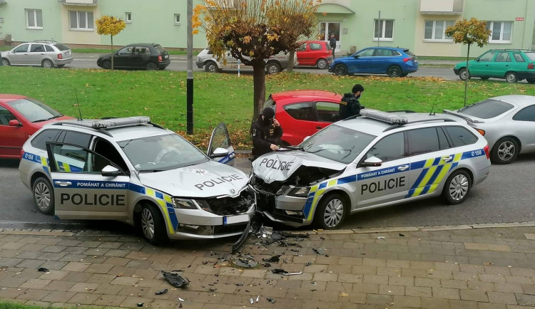 Dvě policejní hlídky se po příjezdu na místo činu čelně střetly. Dva policisté utrpěli zranění