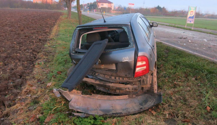 FOTO: Řidička Mercedesu nárazem odhodila odstavenou Fabii ze silnice, škoda je 200 tisíc korun