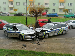 Dvě policejní hlídky se po příjezdu na místo činu čelně střetly. Dva policisté utrpěli zranění