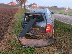 FOTO: Řidička Mercedesu nárazem odhodila odstavenou Fabii ze silnice, škoda je 200 tisíc korun