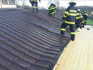FOTO: Na budově dětského domova se utrhla střecha, na silnici spadl strom, hasiči mají od ráno napilno