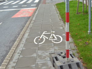 Cyklopruhy na Pasteurově ulici mohou cyklisty mást. I nadále se musí spoléhat na ohleduplnost řidičů