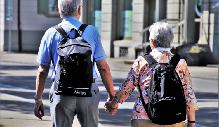 Schváleno. Všichni důchodci dostanou jednorázově 5000 korun