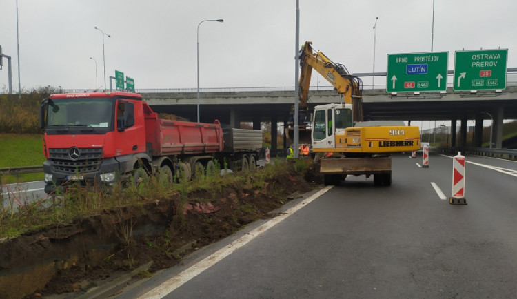 Na dálnici D46 před Olomoucí budou nová svodidla. Omezení potrvá do konce roku