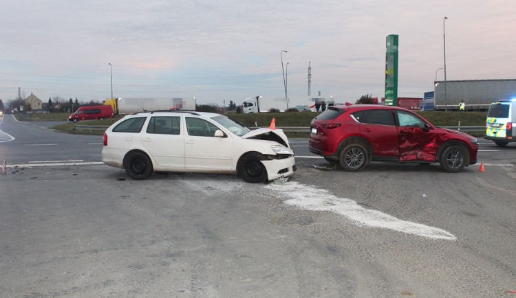 Nerespektoval stopku a srazil se s autem jedoucím od Olomouce. Jeho řidička se vážně zranila