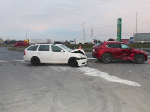 Nerespektoval stopku a srazil se s autem jedoucím od Olomouce. Jeho řidička se vážně zranila