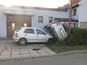 Čerstvý řidič naboural auto radního Olomouckého kraje Jakubce. Škoda je čtvrt milionu
