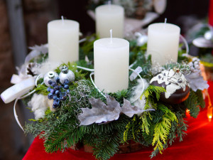 Lidé mohou vyrábět adventní věnce. Jejich prodej pomůže sirotkům v Mongolsku