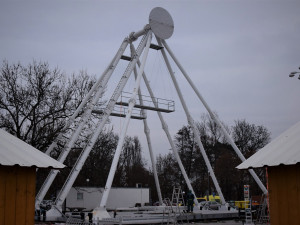 Vánoční ruské kolo na Tržnici se už staví