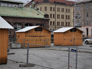 Vánoční ruské kolo na Tržnici se už staví