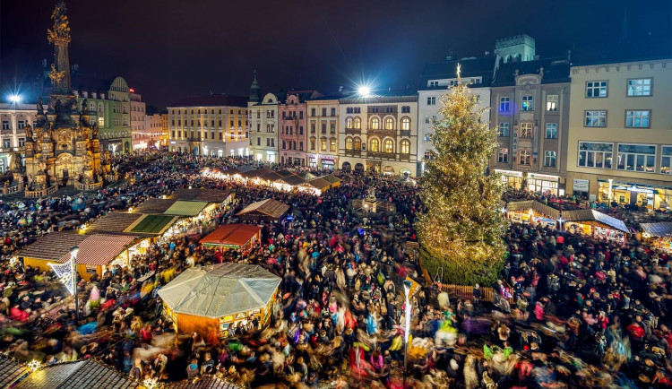 Některá města v kraji připravují přenosy z rozsvícení vánočních stromů. Olomouc video neplánuje