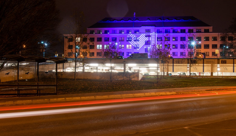 FOTO: Budovu FN Olomouc rozzářilo Světlo lékařům, symbolizovalo láskyplnou energii a vděk za jejich práci