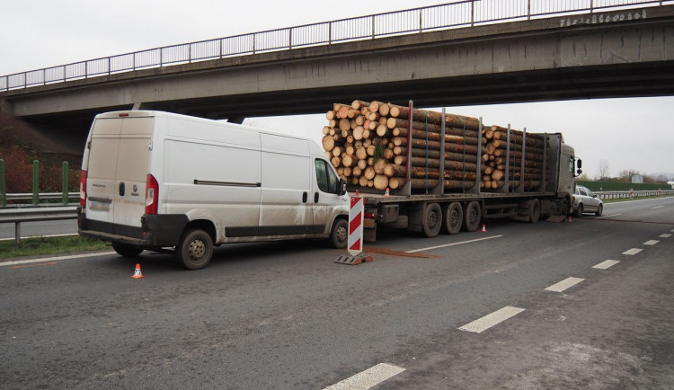 FOTO: Během odpoledne se staly dvě nehody na stejném úseku dálnice