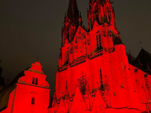 FOTO: Olomoucká Katedrála svatého Václava se ve středu rozsvítila rudou barvou
