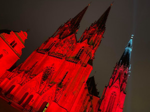 FOTO: Olomoucká Katedrála svatého Václava se ve středu rozsvítila rudou barvou