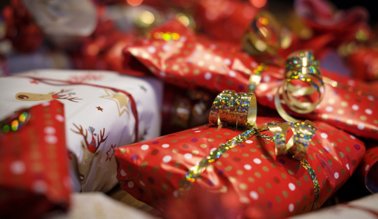 Podle průzkumu Češi neradi vymýšlejí dárky na Vánoce, nejhorší je žádný