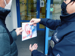 Policisté koupí vánoční hvězdy potěšili seniory a podpořili dětské oddělení FN Olomouc