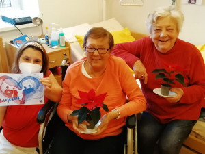 Policisté koupí vánoční hvězdy potěšili seniory a podpořili dětské oddělení FN Olomouc