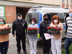 Policisté koupí vánoční hvězdy potěšili seniory a podpořili dětské oddělení FN Olomouc