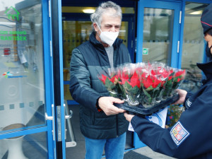 Policisté koupí vánoční hvězdy potěšili seniory a podpořili dětské oddělení FN Olomouc