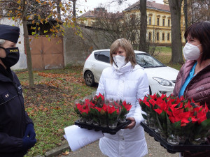 Policisté koupí vánoční hvězdy potěšili seniory a podpořili dětské oddělení FN Olomouc