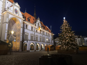 FOTO/VIDEO: Na olomouckém Horním náměstí se rozsvítil vánoční stromeček. Dostal jméno Naděje