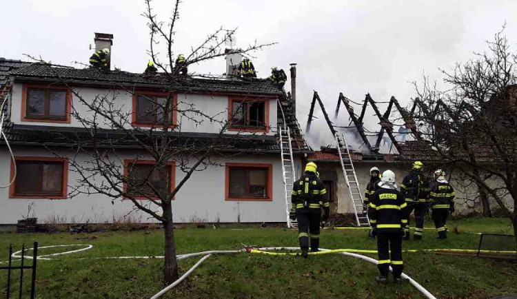 FOTO: Na Přerovsku hořel rodinný dům, škoda je dva miliony