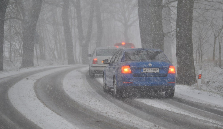 Na severu Olomouckého kraje ráno hustě sněžilo. Na silnicích leží sníh