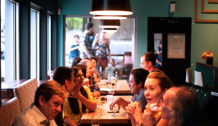 Česko přešlo do třetího stupně PES. Otevírají restaurace, obchody a služby