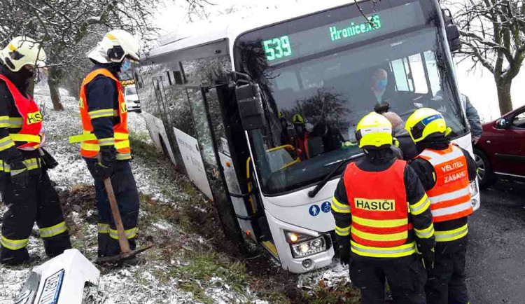 FOTO: Hasiči zasahovali u dvou nehod linkových autobusů, zraněn byl řidič i cestující