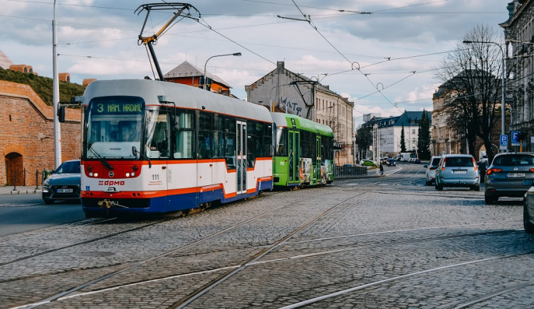 Dopravní podnik v Olomouci před Vánocemi posílí víkendový provoz tramvají a autobusů