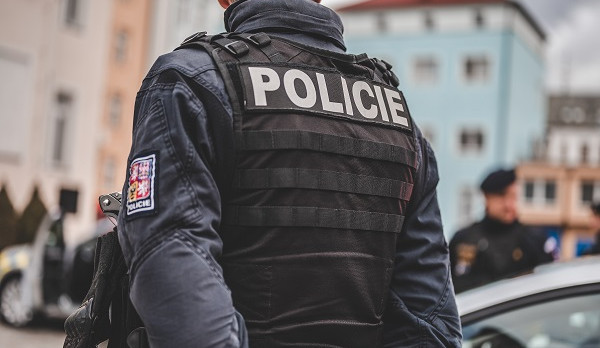 Policisté obvinili muže z Hranic z pokusu o vraždu spolucestujícího ve vlaku, hrozí mu až 18 let vězení