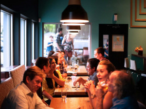 Česko přešlo do třetího stupně PES. Otevírají restaurace, obchody a služby