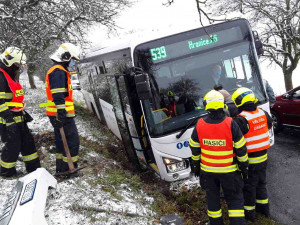 FOTO: Hasiči zasahovali u dvou nehod linkových autobusů, zraněn byl řidič i cestující