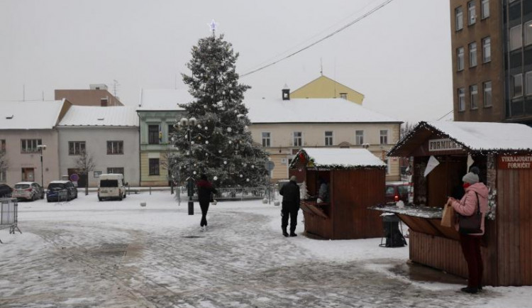 V Přerově začaly vánoční trhy, prodávají se punče, cukroví i formičky, koncerty se neuskuteční