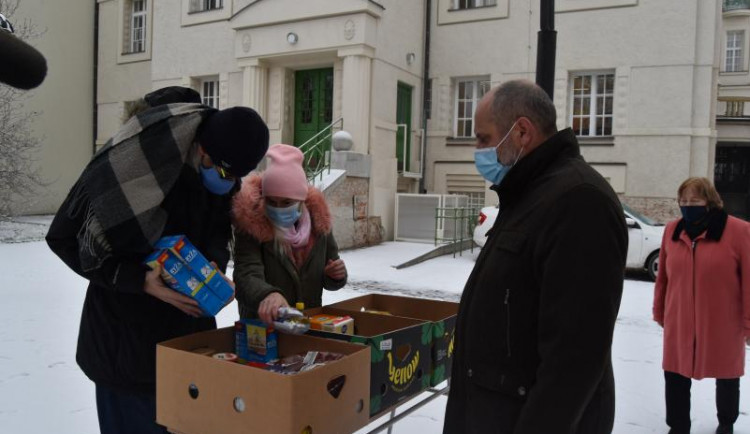 FOTO: V Prostějově proběhla potravinová sbírka, vybrané jídlo charita rozdělí mezi své klienty