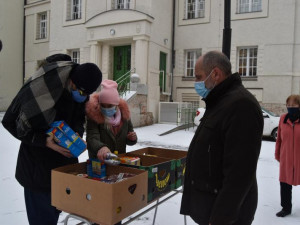 FOTO: V Prostějově proběhla potravinová sbírka, vybrané jídlo charita rozdělí mezi své klienty